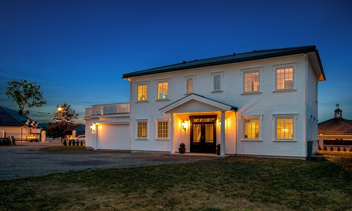 Kalvetangveien 90 C er en stor og herskapelig enebolig over to plan med tilbygd dobbelgarasje, i et ettertraktet område. Galleribilde