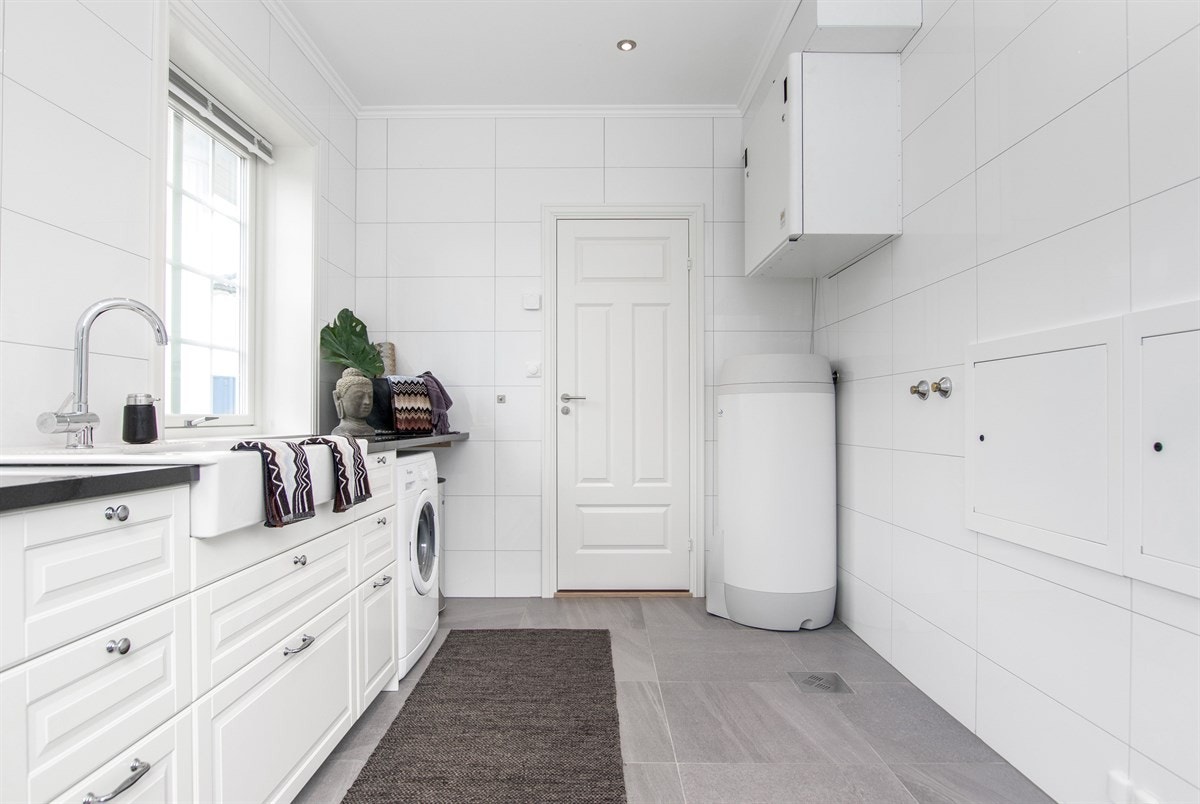 Rommet er innbydende med fliser på gulv og vegger i sarte farger og har downlights i himling og ellers godt med arbeidslys fra vinduer. Galleribilde