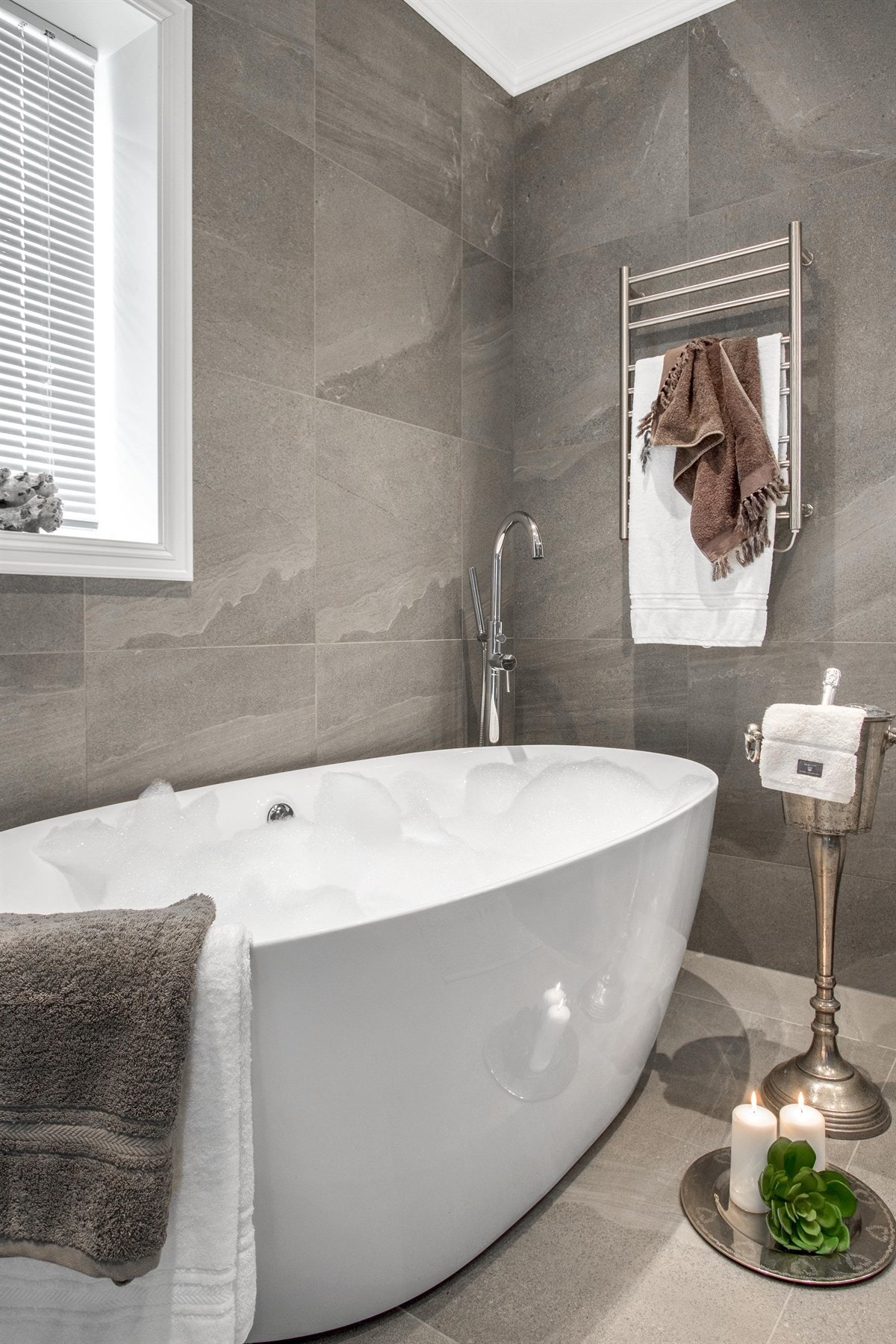 Badet i andre etasje har i tillegg et frittstående badekar med oval utforming. Galleribilde