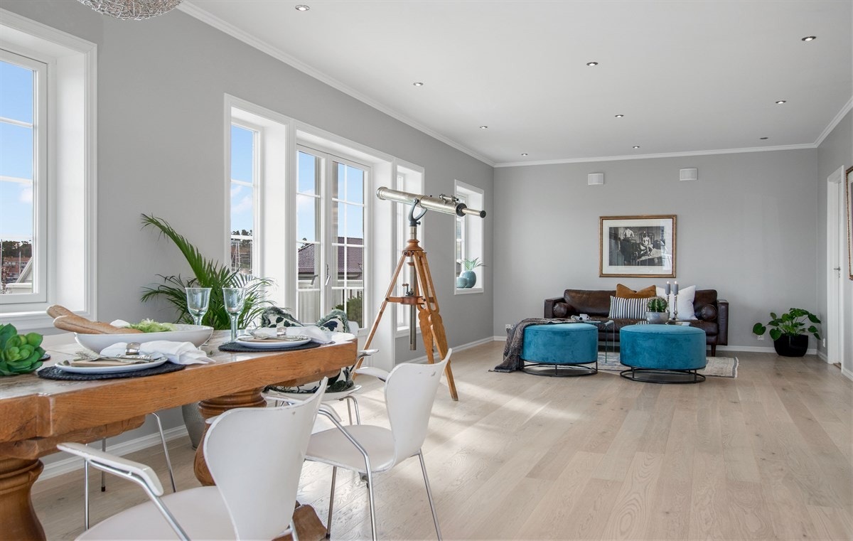 Stuen har lekker enstavs parkett på gulv, vegger i delikat gråfarge og downlights i himling. Galleribilde