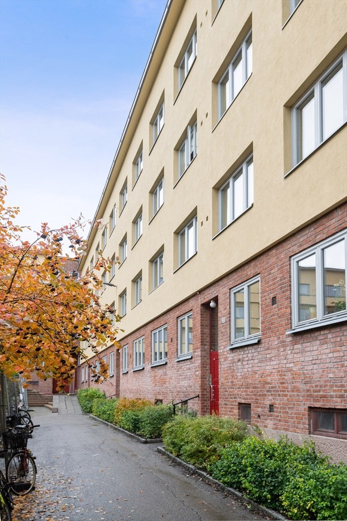 Fasade - bygget ligger tilbatrukket fra støy og har et flott uteområde Galleribilde
