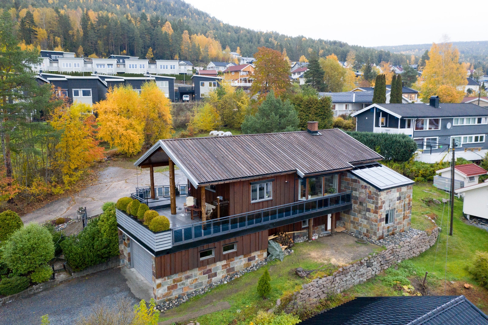 Inngangen til leiligheten ligger til venstre for «kuben» med skiferfliser på. Galleribilde
