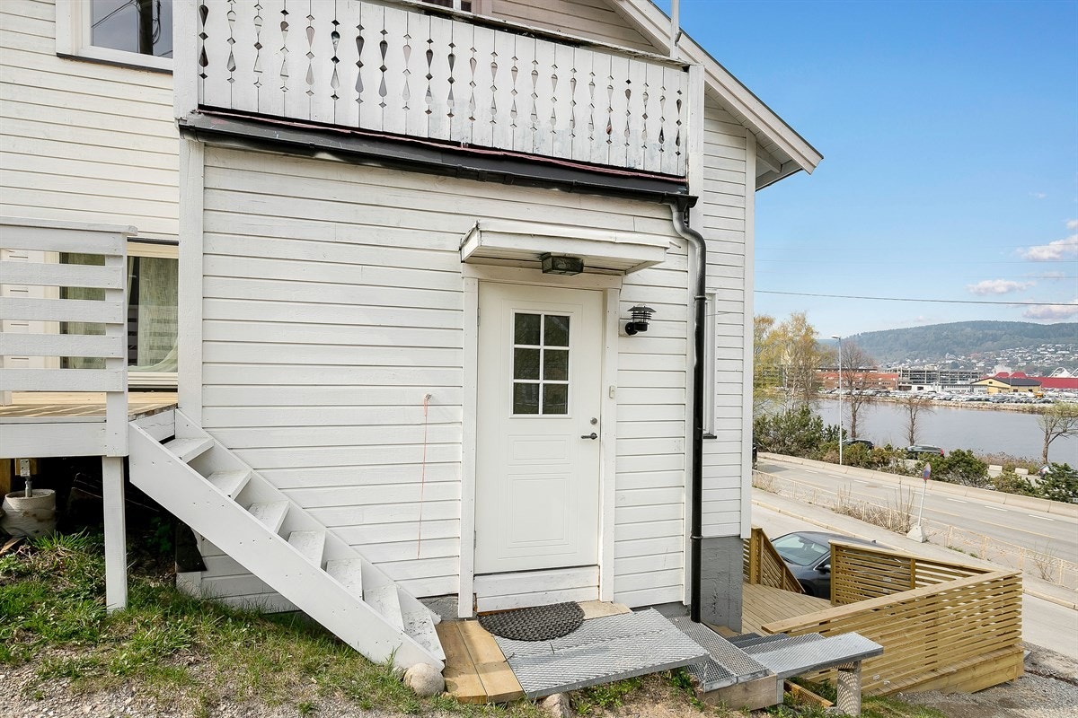 Fra gårdsplassen har eneboligen adkomst via terrassen som følger det skrånende terrenget. Vel over dørstokken får du et godt førsteinntrykk av boligen. Galleribilde