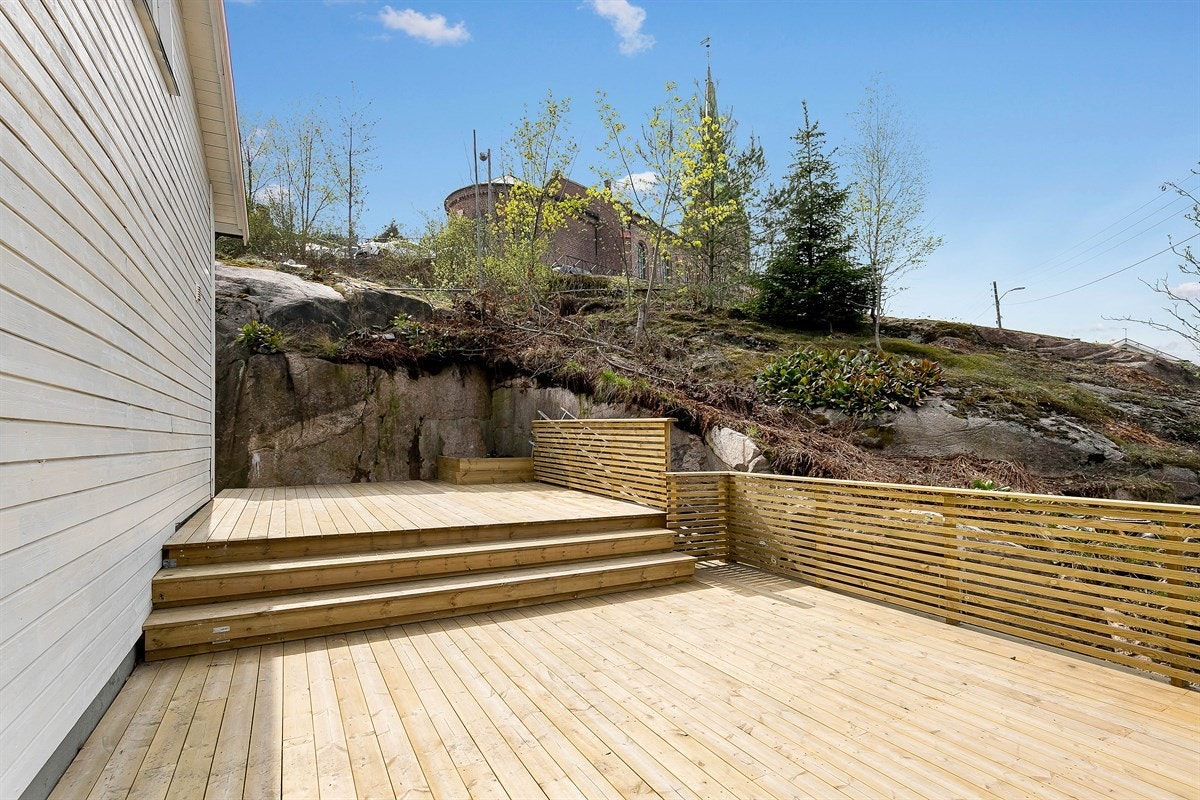 Det er nylig bygget terrasse over to plan, supplert med overbygd balkong tilknyttet soverom i andre etasje. Galleribilde