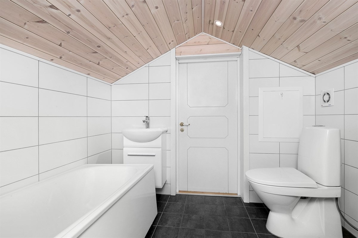 Badet i andre etasje har og gulv- og veggflater lagt med fliser, disse i henholdsvis grå og hvit utførelse. Galleribilde