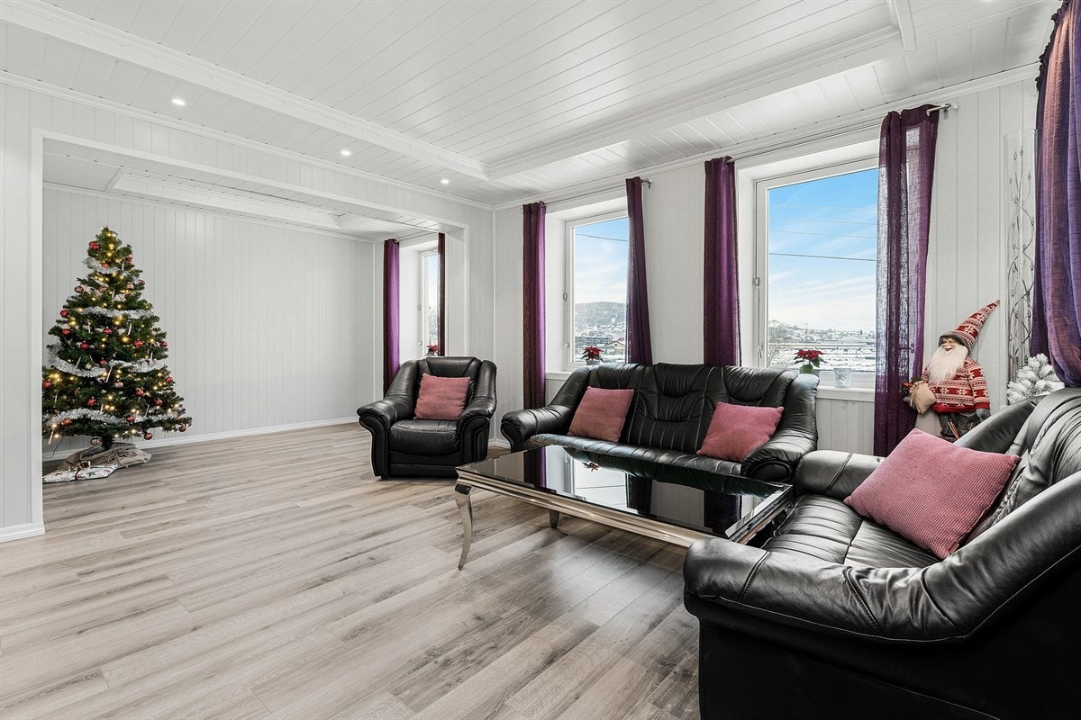 Vinduene er store, og åpner opp mot sjøen. Galleribilde
