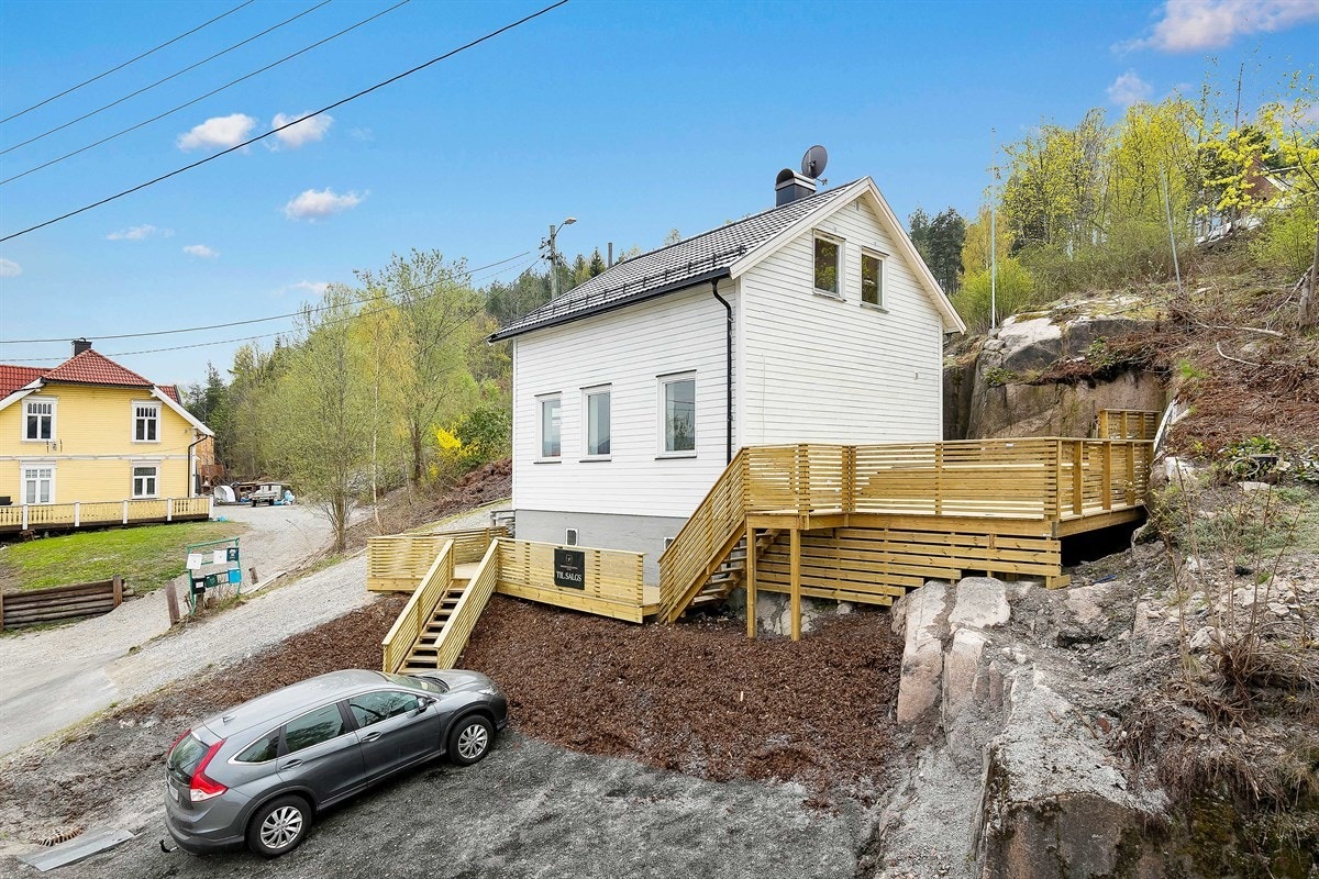 PrivatMegleren ved John Granly Steen og Kristian Arthur Brunvoll har gleden av å presentere denne betydelige oppgraderte eneboligen o/2 plan med sjøutsikt! Galleribilde