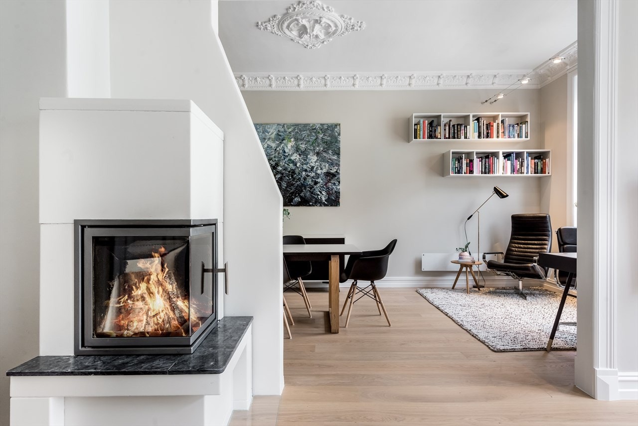 Hyggelig vedpeis i stuen. Galleribilde