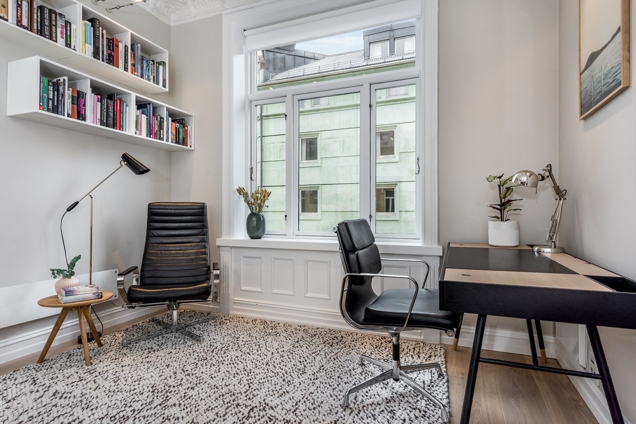 Spisestuen har god plass til stort spisebord, samt en stue/ bibliotek. Galleribilde