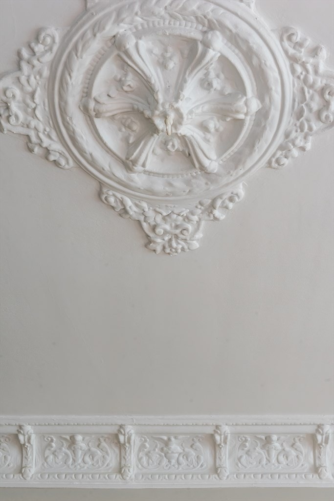 Lekre detaljer som rosett og stukkatur. Galleribilde