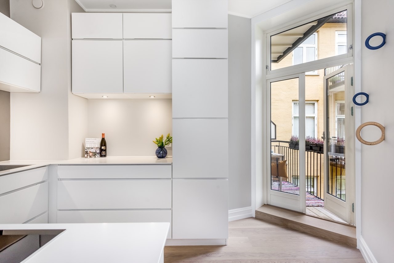 Fra kjøkkenet er det utgang til balkongen. Galleribilde