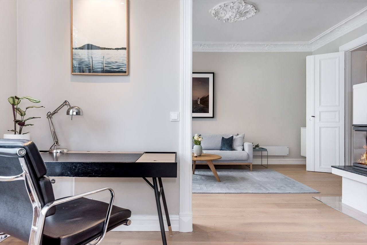 Gulvene er dekket med nydelig 1-stavs eikeparkett. Galleribilde