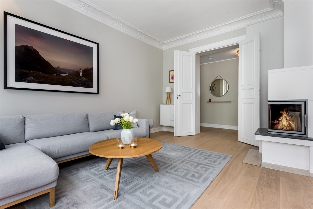 Innvendig gir leiligheten et meget lyst og tiltalende inntrykk med smakfulle farge- og materialvalg. Galleribilde