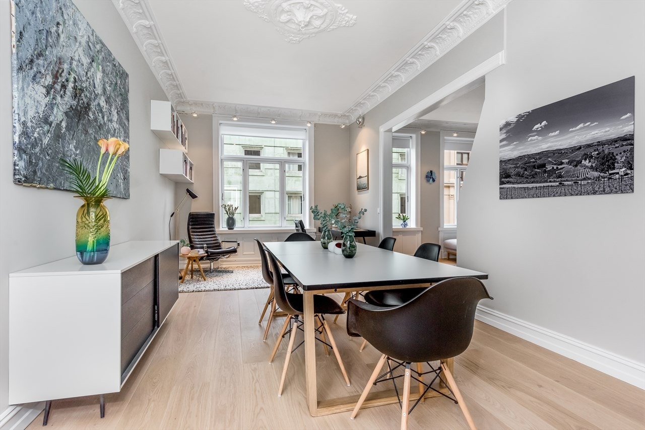 Spisestuen. Galleribilde