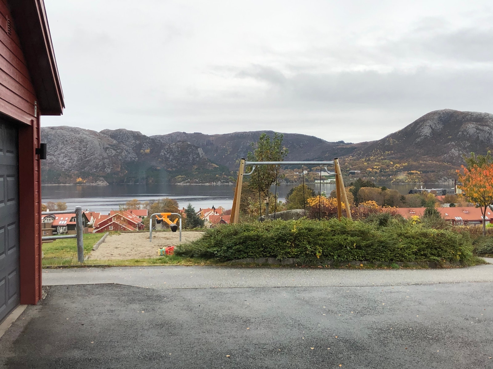 Utsikt mot Gandsfjorden fra parkeringsplassen Galleribilde