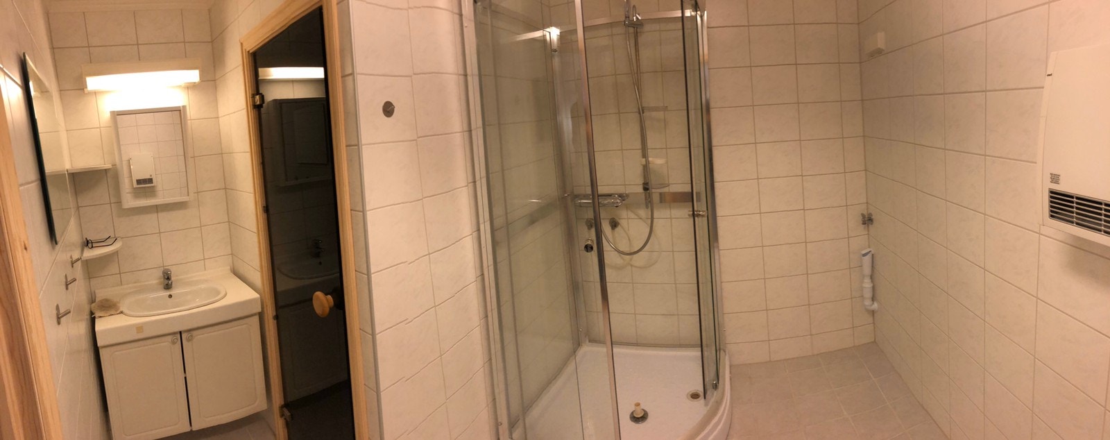 Stort bad med vaskemaskin og tørketrommel (ikke avbildet) Galleribilde