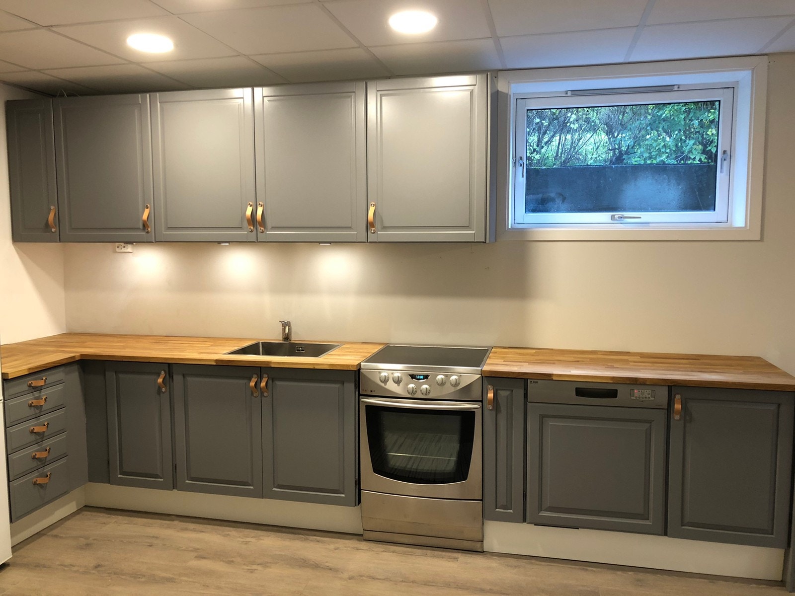 Kjøkken med integrert oppvaskmaskin Galleribilde