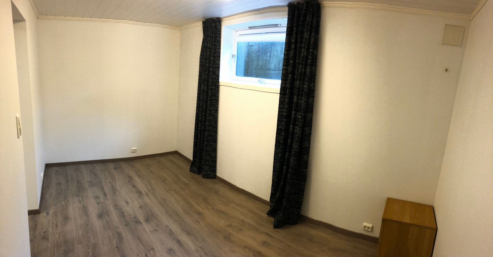 Garderobeskap blir montert på soverommet Galleribilde