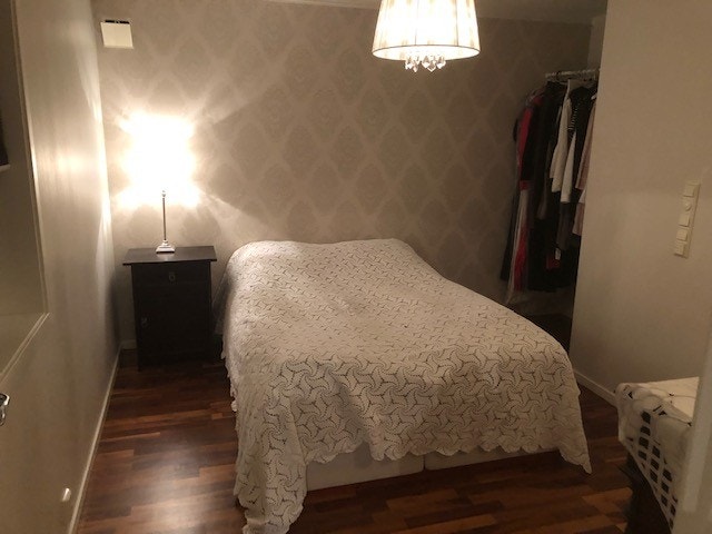 Soverom med dobbelt seng Galleribilde