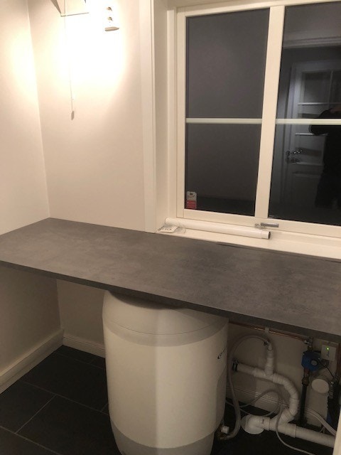 Vaskerom med vaskemaskin og tørketrommel, sett fra entre' Galleribilde