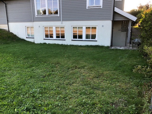 Inngangsparti med egen hage Galleribilde