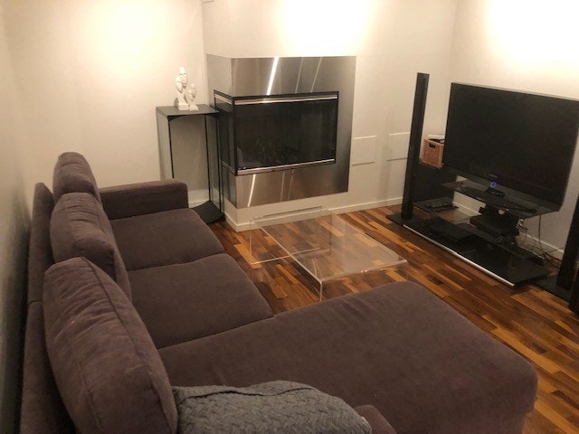 Stue med peis, sett fra soveromsdør Galleribilde