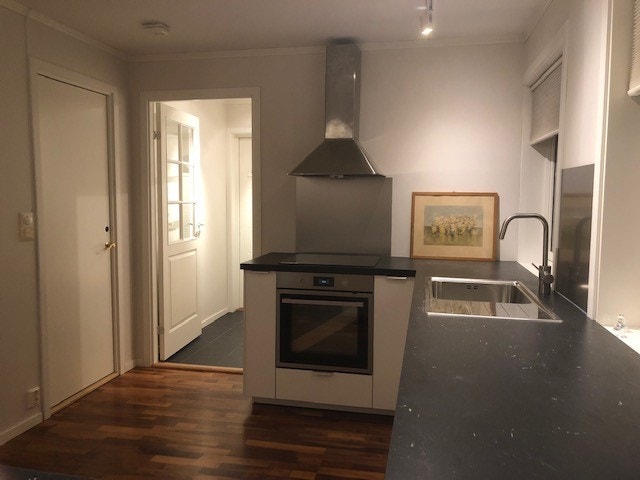 Kjøkken sett fra spiseplass Galleribilde