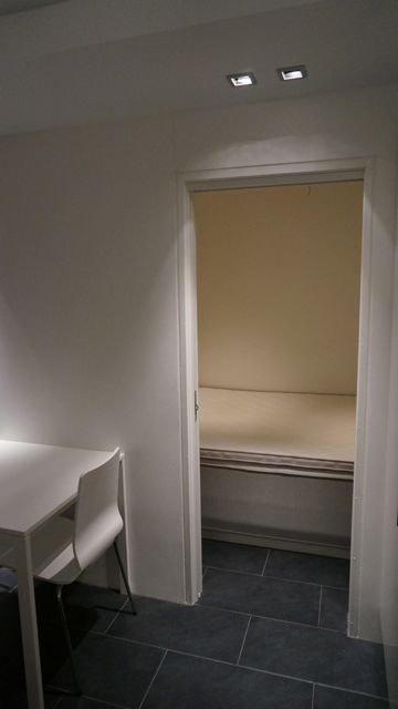 Lite soverom med skyvedør mot stue/kjøkken. God plass til 120cm seng. Galleribilde