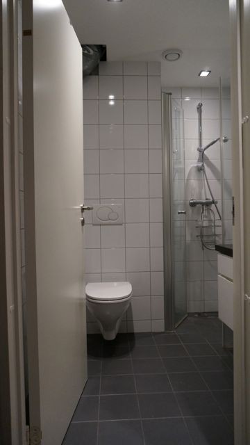Vegghengt toalett i bad Galleribilde