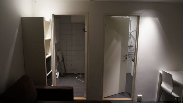Vaskerom / bod vef siden av badet med kobinert vaskemaskin og tørketrommel. Vaskemaskin er installert etter dette bildet ble tatt. I tillegg er det i dag benkeskap, en vegghylle og en gulvstående bokhylle til oppbevaring. Galleribilde