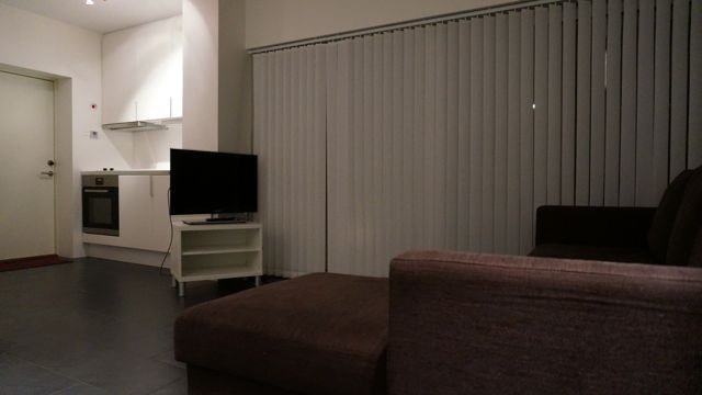 Store skyvedører gir luftig følelse og mye lys i stue og kjøkken Galleribilde