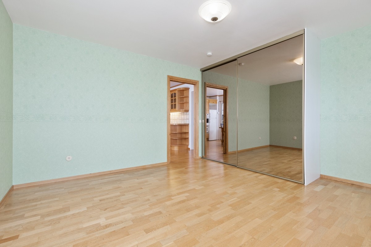 Soverom 1 med garderobeskap som følger med boligen Galleribilde