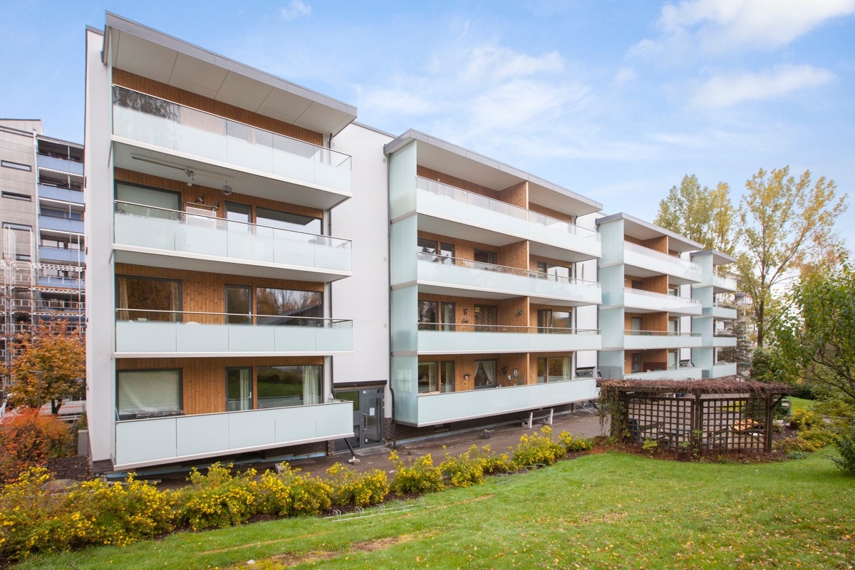 Her er et bilde av hvordan fasade og balkonger vil bli seende ut etter oppussing i Setra Borettslag Galleribilde