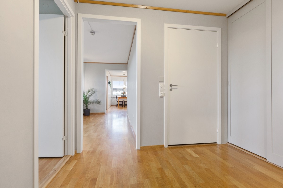 Entré med gjennomgående parkett Galleribilde