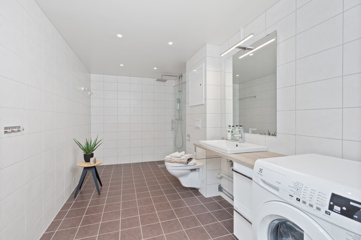 Stor dusjsone, vegghengt klosett, servant Galleribilde