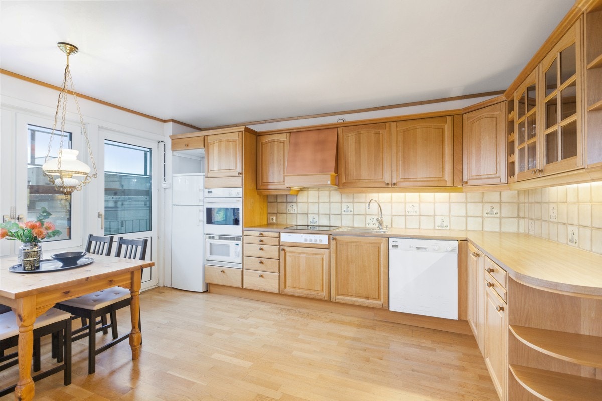 Stor spiseplass og store vindusflater. Her får man ettermiddagssol på den franske balkongen Galleribilde