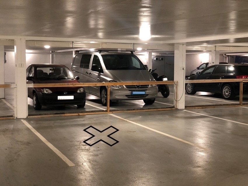 Heis ned til garasjeplass. Bodplass i kjeller Galleribilde