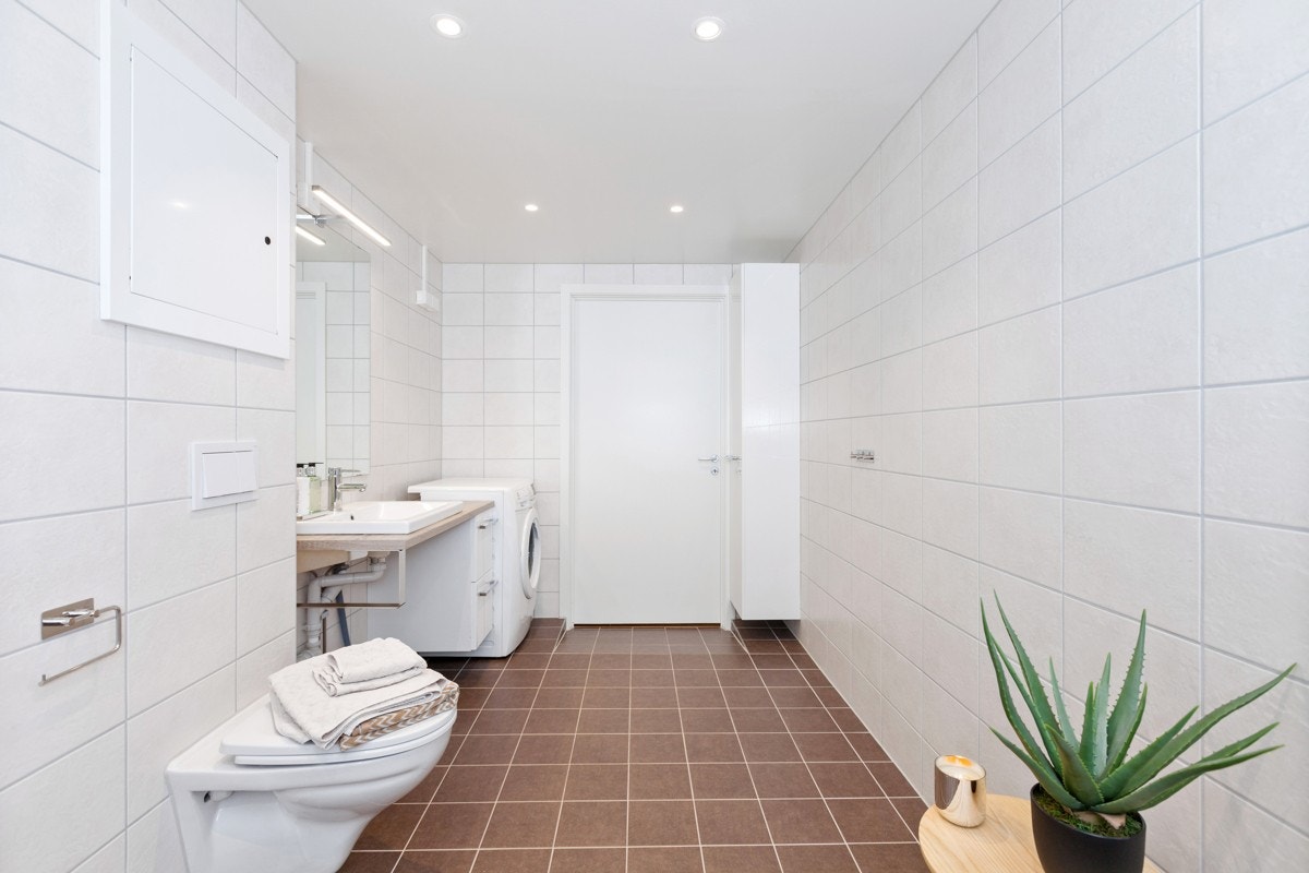 Baderommet har LED lys i himling, opplegg for vaskemaskin, rør-i-rør system Galleribilde