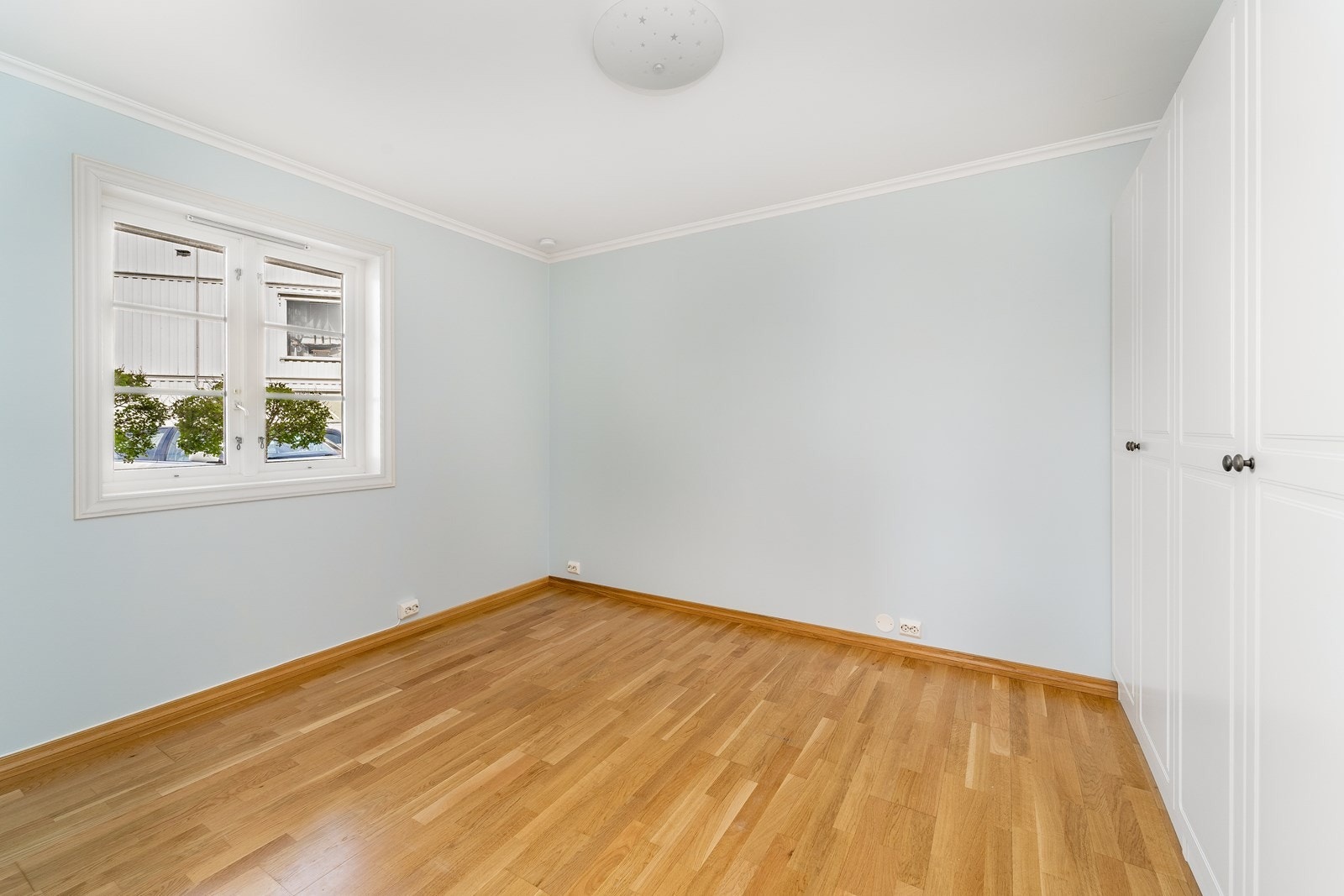 Soverom med skapvegg Galleribilde