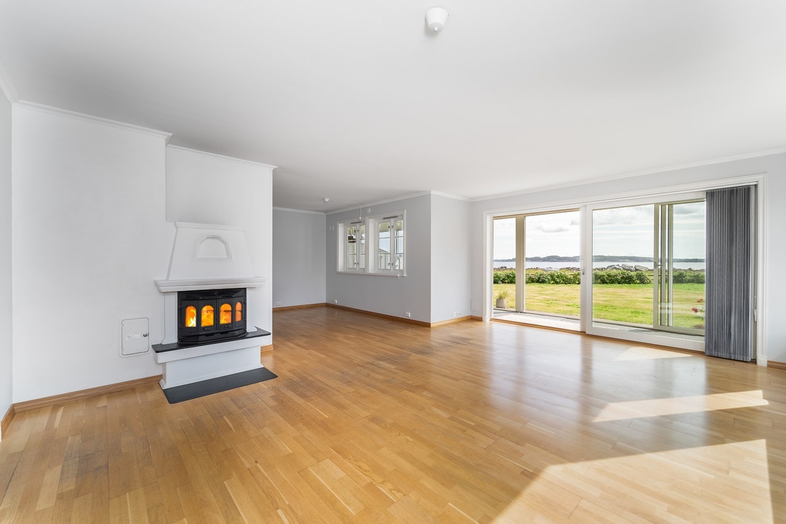 Stue med delvis åpen løsning mot kjøkken Galleribilde