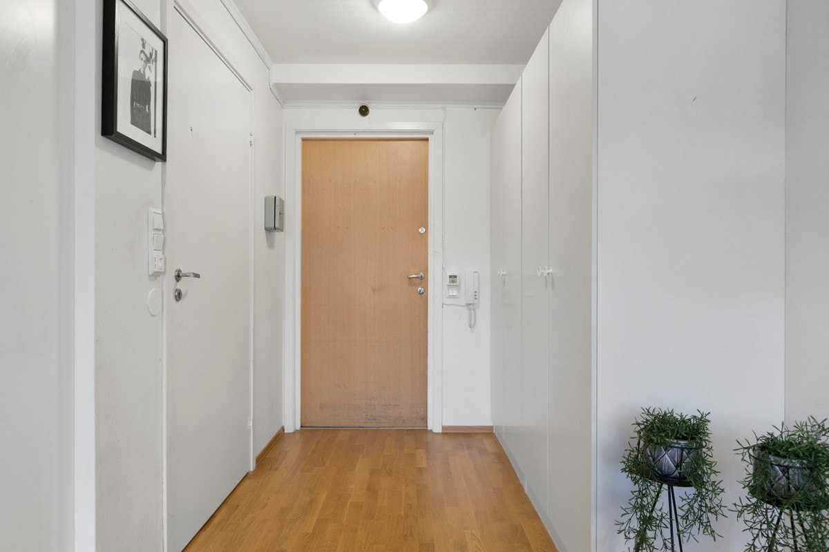 Entré med skap langs veggen. Her er det god plass til å henge fra seg yttertøy og sko. Galleribilde