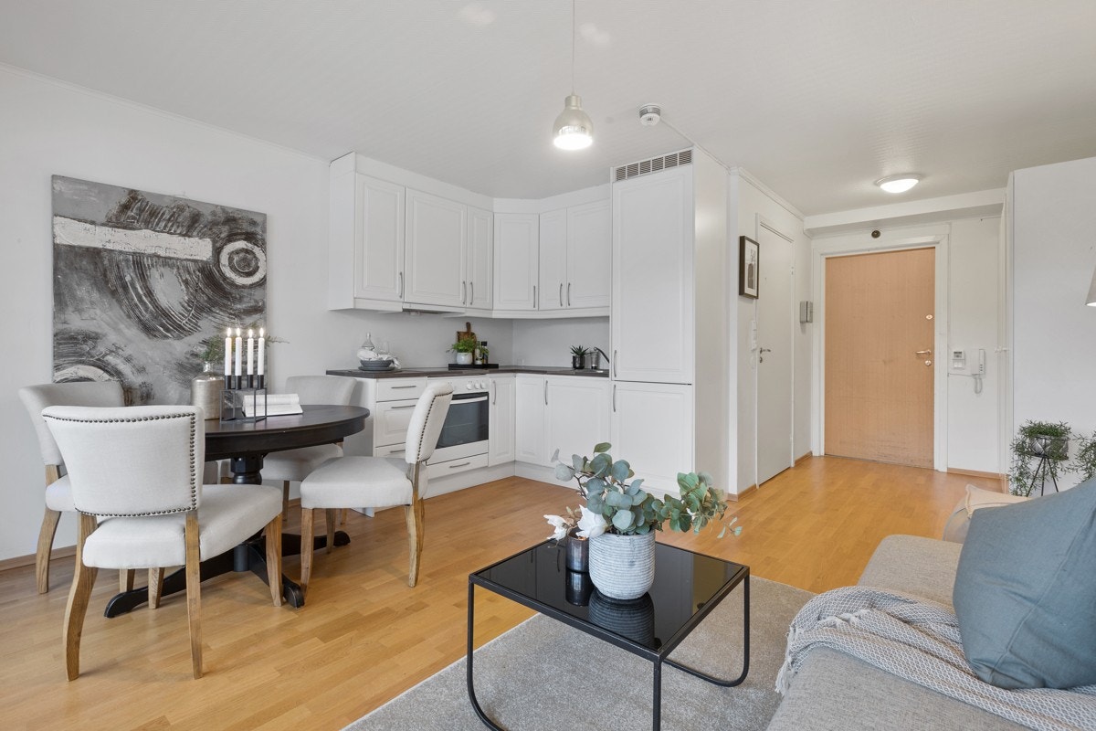 Kjøkkeninnredning med integrerte hvitevarer Galleribilde