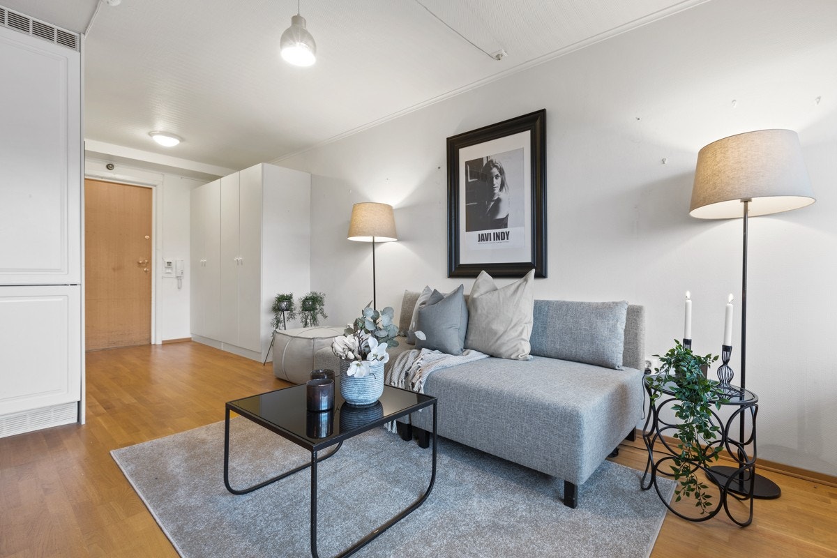 God plass til sofagruppe og tilhørende møblement. Galleribilde