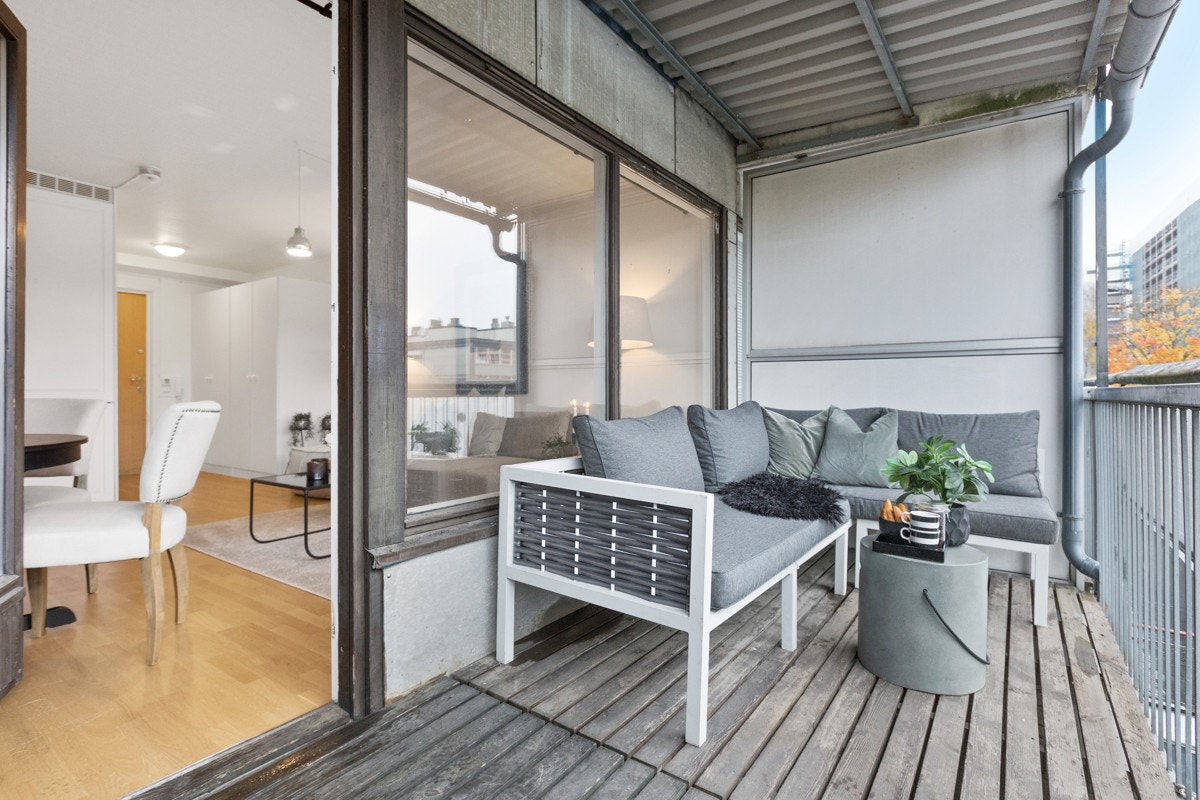 Stor 8 kvm balkong med god plass til utemøblene. Galleribilde