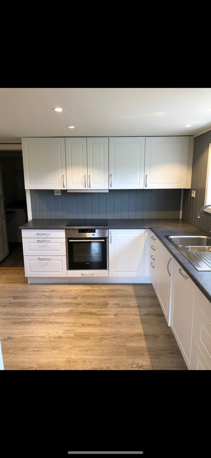 Kjøkken med integrerte hvitevarer Galleribilde