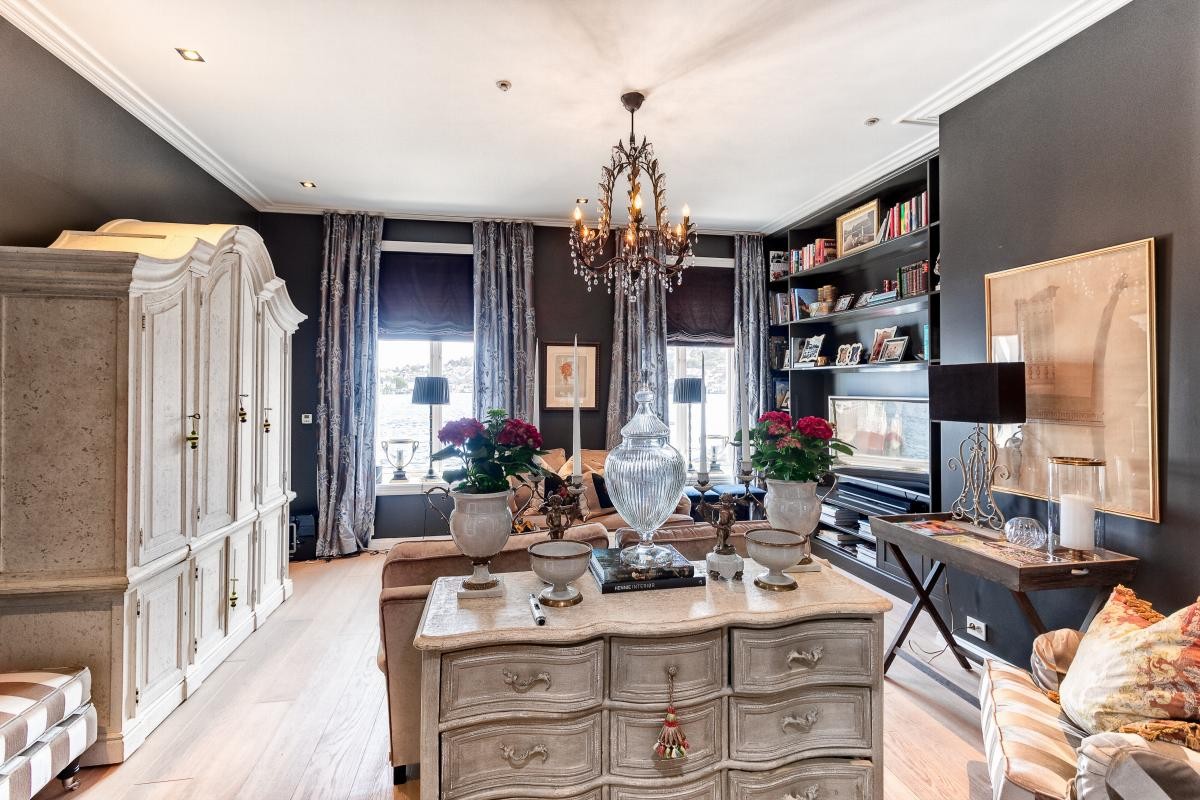 Nydelig stue med utsikt mot sjøen. Galleribilde