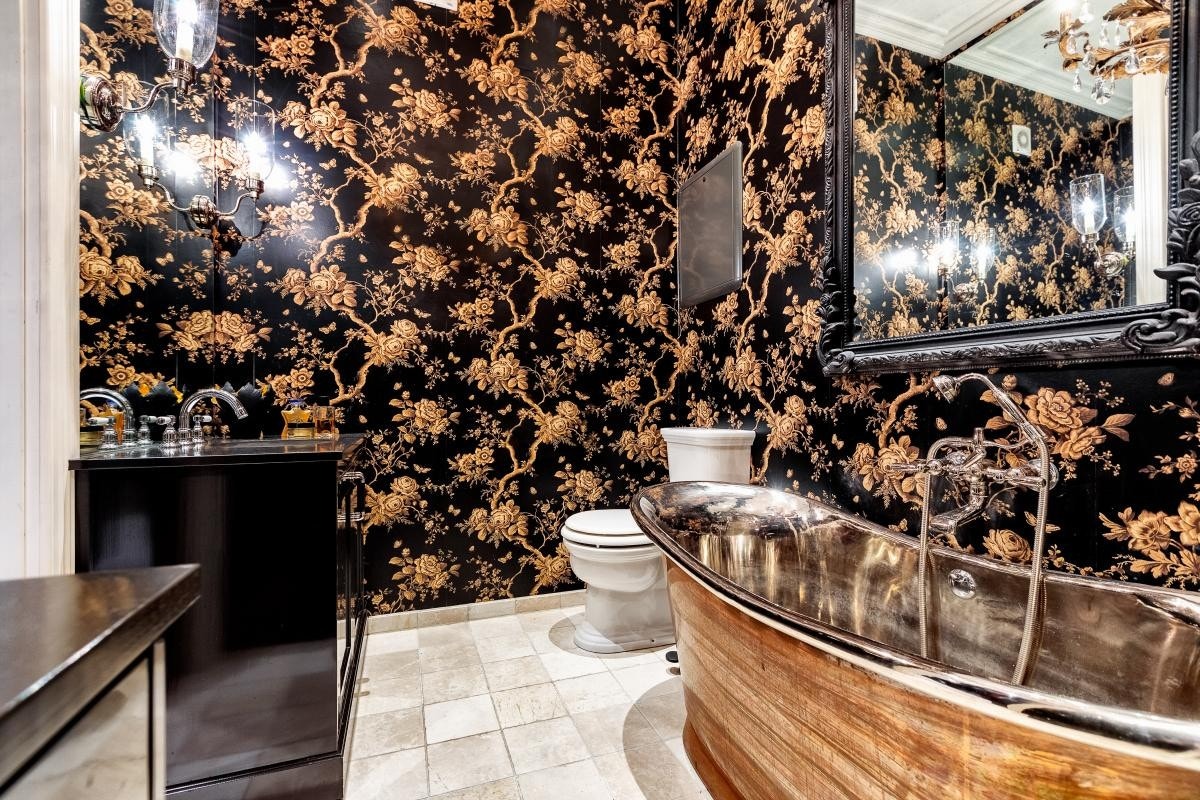 Eksklusivt bad med baderomsinnredning fra Grindberg Trevare og installasjoner fra Fire Earth. Galleribilde