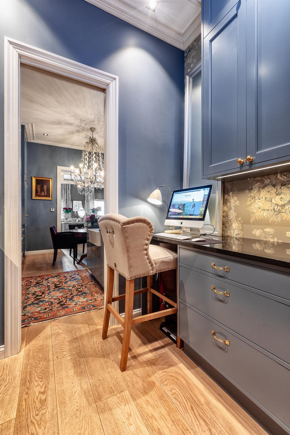 Kjøkken med benkeplate av granitt. Galleribilde