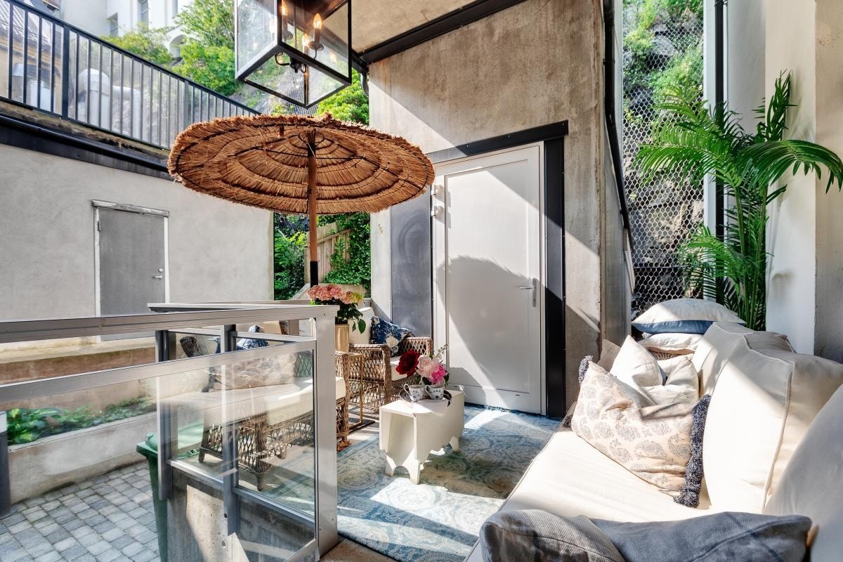 Koselig uteplass på privat veranda. Galleribilde