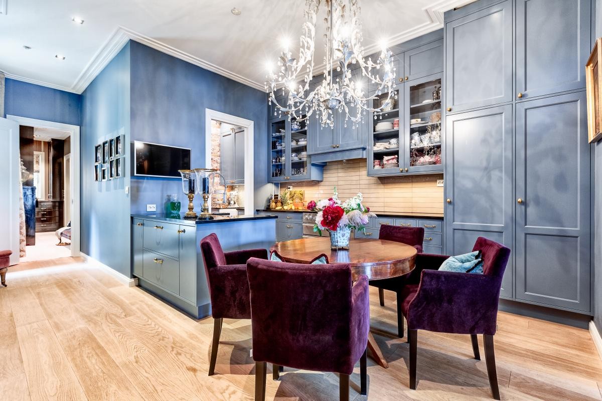 Kjøkken med plassbygd innredning fra Vegårshei Trevare. Galleribilde